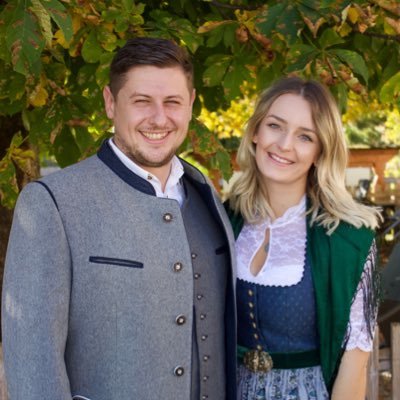 Die Inhaber Domenico und Lucy Di Genova in bayerischer Tracht